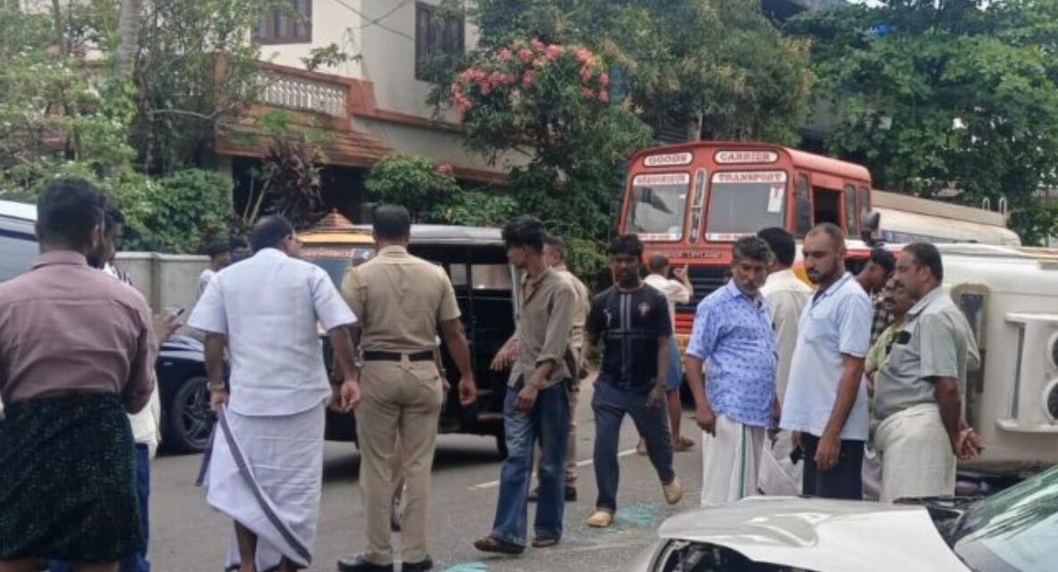 കോട്ടയത്ത് ആംബുലന്‍സ് കാറില്‍ ഇടിച്ച് മറിഞ്ഞ് അപകടം; നഴ്‌സ് മരിച്ചു