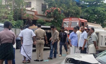 കോട്ടയത്ത് ആംബുലന്‍സ് കാറില്‍ ഇടിച്ച് മറിഞ്ഞ് അപകടം; നഴ്‌സ് മരിച്ചു