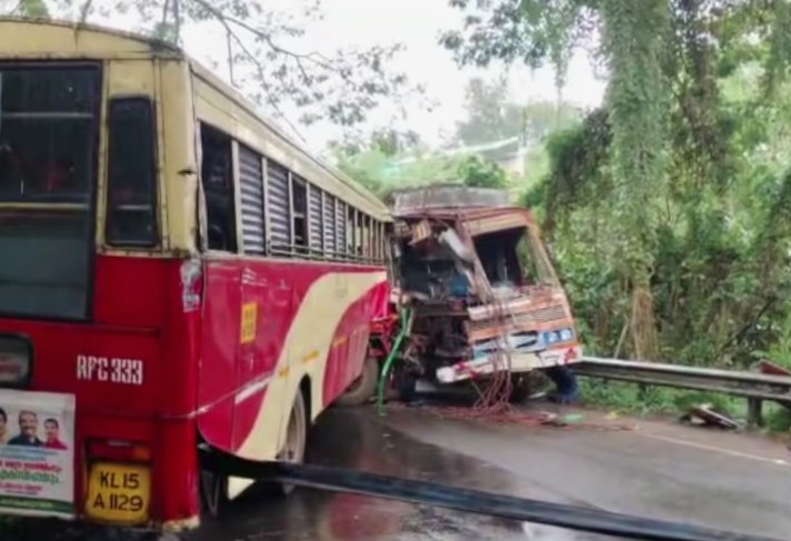തിരുവനന്തപുരത്ത് കെഎസ്ആർടിസി ബസ്സും ലോറിയും കൂട്ടിയിടിച്ചു; ഡ്രൈവർമാരെ പുറത്തെടുത്തത് വാഹനം വെട്ടിപ്പൊളിച്ച്, നിരവധി പേർക്ക് പരിക്ക് : ചിലരുടെ നില ഗുരുതരം