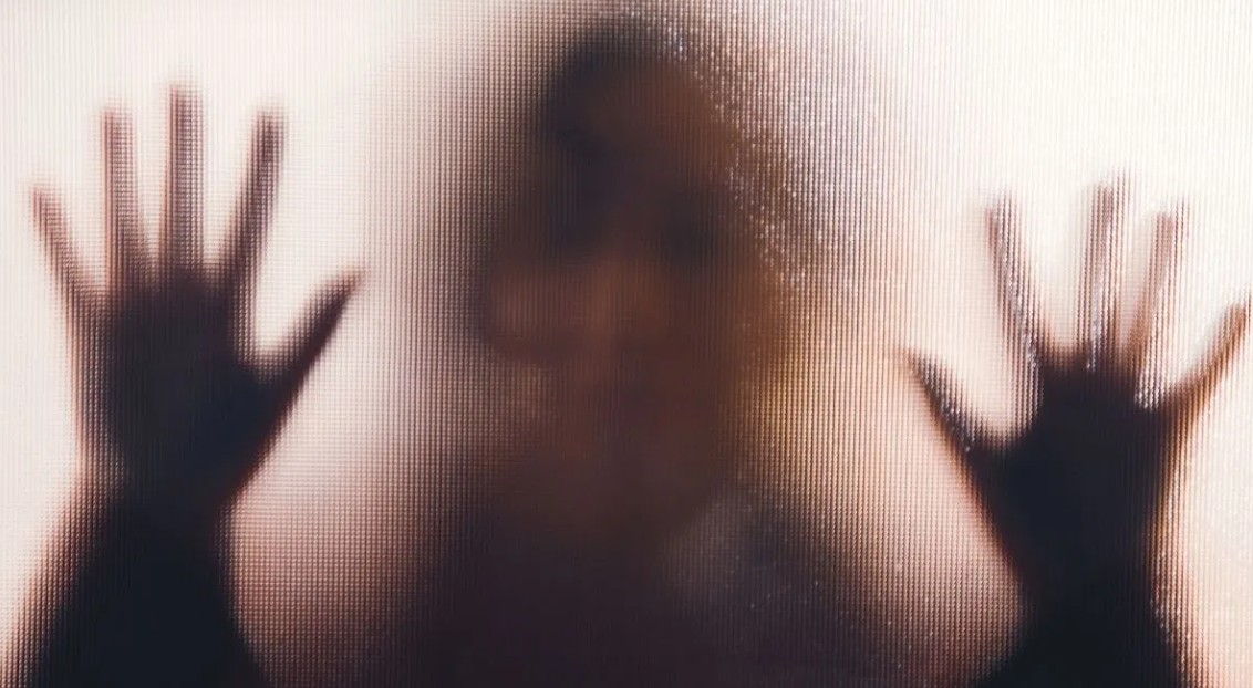 സ്വകാര്യ രംഗങ്ങള്‍ ഫോണില്‍ ചിത്രീകരിച്ചു, വാഹ വാഗ്ദാനം നല്‍കി പീഡിപ്പിച്ചു;   മകളുടെ സ്കൂളിലെ ക്രിക്കറ്റ് കോച്ചായ മലയാളി യുവാവിനെതിരെ പരാതിയുമായി യുവതി