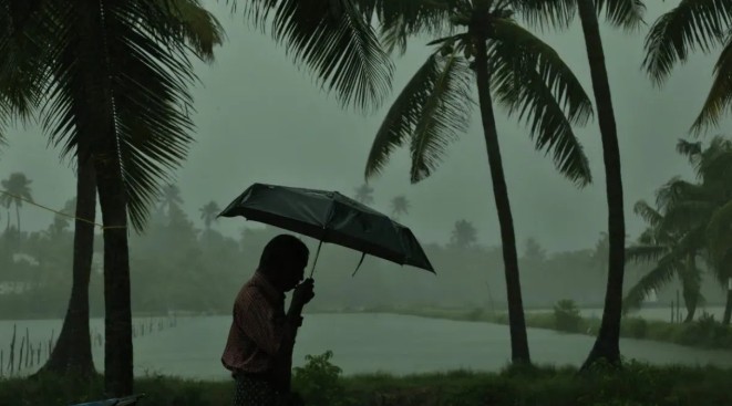 ന്യൂനമർദ്ദം ശക്തിപ്പെട്ടു : തെക്കൻ കേരളത്തിലും മധ്യ കേരളത്തിലും മഴ കനക്കും;  7 ജില്ലകളിൽ യെല്ലോ അലർട്ട്, കാറ്റിനും മുന്നറിയിപ്പ്