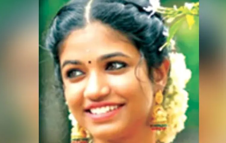 എറണാകുളത് സ്‌കൂട്ടര്‍ ലോറിക്കടിയിലേക്ക് വീണു; ലോറി കയറിയിറങ്ങി സ്കൂട്ടർ യാത്രികയായ യുവതിക്ക് ദാരുണാന്ത്യം