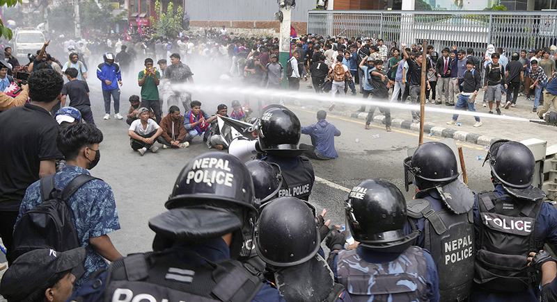 സോഷ്യല്‍ മീഡിയ നിരോധനം, നേപ്പാളില്‍ കത്തിപടര്‍ന്ന് യുവജനപ്രക്ഷോഭം,വിലക്ക് പിന്‍വലിച്ച് ഭരണകൂടം