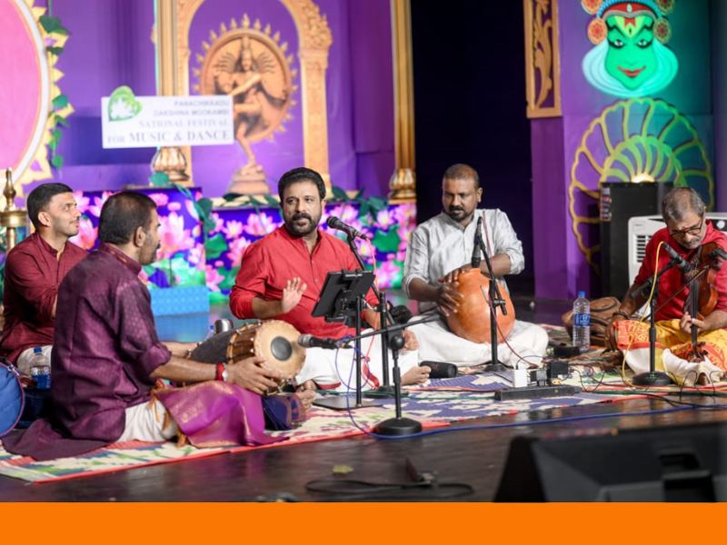 നവരാത്രി ഉത്സവത്തിന്റെ ഭാഗമായി പനച്ചിക്കാട് ദക്ഷിണ മൂകാംബിയില്‍ ദര്‍ശനത്തിനും ദേശീയ സംഗീത നൃത്തോത്സവം ആസ്വദിക്കുന്നതിനും വന്‍ ഭക്തജന തിരക്ക്