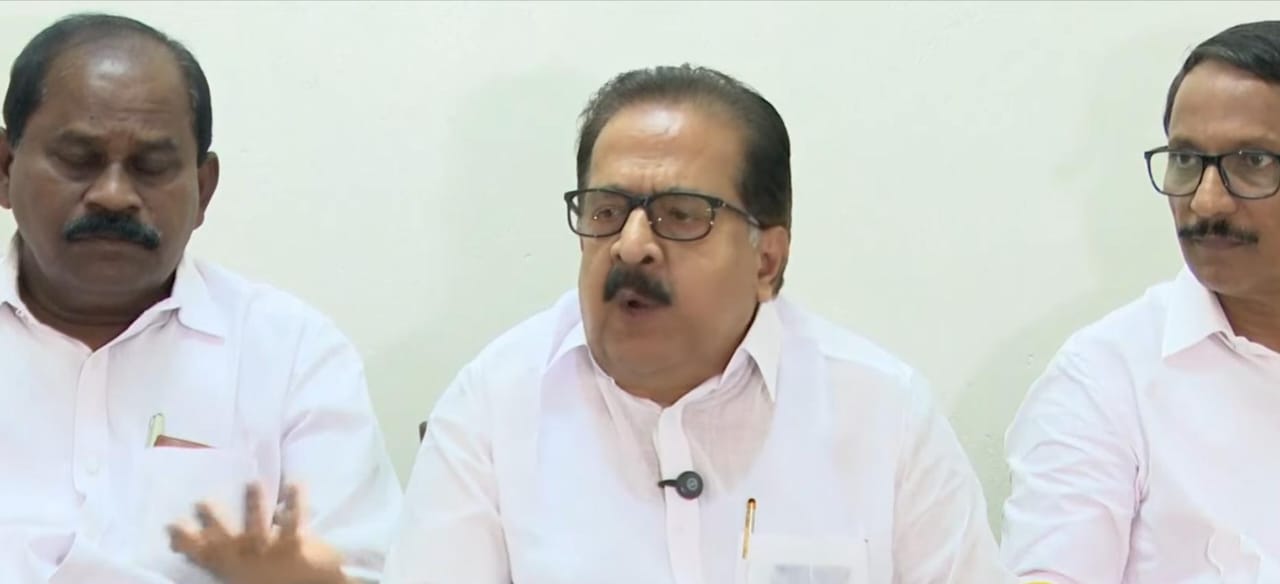 ശബരിമലയിൽ തീവെട്ടി കൊള്ള, മന്ത്രി വാസവനോട് ആറു ചോദ്യങ്ങളുമായി രമേശ് ചെന്നിത്തല