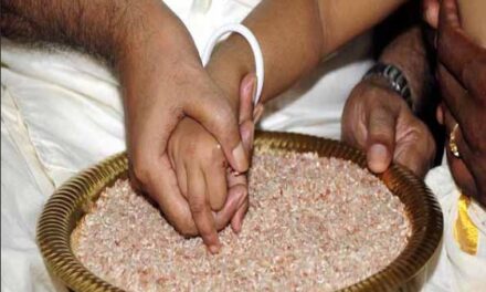 ഇന്ന് വിജയദശമി; ആദ്യാക്ഷരം കുറിക്കാൻ ആയിരക്കണക്കിന് കുരുന്നുകള്‍, ക്ഷേത്രങ്ങളിൽ ഭക്തജനത്തിരക്ക്