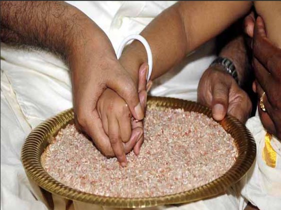 ഇന്ന് വിജയദശമി; ആദ്യാക്ഷരം കുറിക്കാൻ ആയിരക്കണക്കിന് കുരുന്നുകള്‍, ക്ഷേത്രങ്ങളിൽ ഭക്തജനത്തിരക്ക്