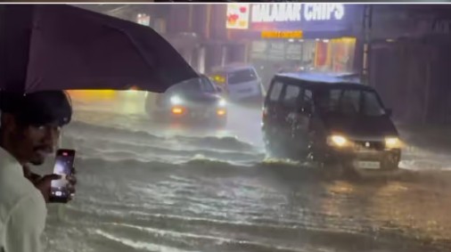 ഇടുക്കിയിൽ ശക്തമായ മഴ: പലയിടത്തും മണ്ണിടിച്ചിലും മലവെള്ളപ്പാച്ചിലും; മുല്ലപ്പെരിയാർ ഡാം തുറന്നു : ചക്രവാതച്ചുഴി 24 മണിക്കൂറിനുള്ളിൽ തീവ്ര ന്യൂനമർദ്ദമായി മാറും;