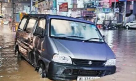 തുലാവർഷം കനക്കുന്നു; തീവ്ര മഴ മുന്നറിയിപ്പ് ആറ് ജില്ലകളിൽ, കുമളിയില്‍ അതിശക്തമായ മഴ; സ്‌കൂട്ടര്‍ യാത്രക്കാരന് ദാരുണാന്ത്യം