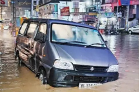 തുലാവർഷം കനക്കുന്നു; തീവ്ര മഴ മുന്നറിയിപ്പ് ആറ് ജില്ലകളിൽ, കുമളിയില്‍ അതിശക്തമായ മഴ; സ്‌കൂട്ടര്‍ യാത്രക്കാരന് ദാരുണാന്ത്യം