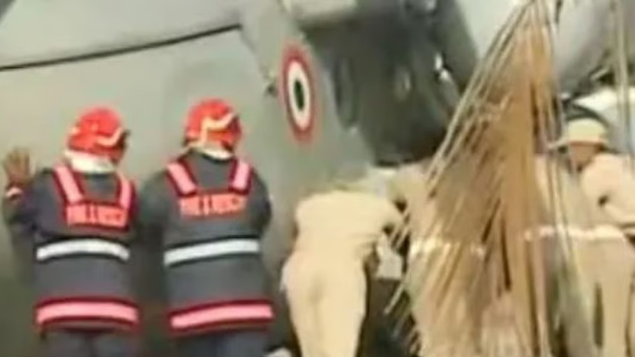 രാഷ്ട്രപതിയുടെ ഹെലികോപ്റ്ററിൻ്റെ ചക്രങ്ങൾ കോൺക്രീറ്റിൽ താഴ്ന്നു: പോലീസും ഫയർഫോഴ്സും ചേർന്ന് തള്ളി നീക്കി