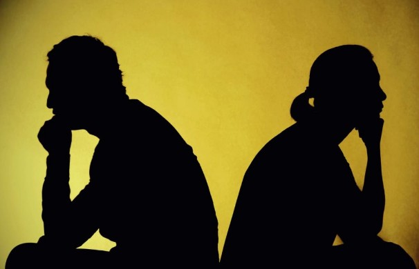 പ്രണയിച്ചു വിവാഹം കഴിച്ചവർ : കാമുകനൊപ്പം ഒളിച്ചോടിയ ഭാര്യയെ കണ്ടതോടെ നിയന്ത്രണം വിട്ടു; പത്തനംതിട്ടയിൽ പൊലീസ് സ്റ്റേഷൻ പരിസരത്ത് വെച്ച്‌ ഭാര്യയെ ക്രൂരമായി ആക്രമിച്ച്‌ ഭര്‍ത്താവ്