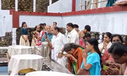 വിരല്‍തുമ്പില്‍ അക്ഷരം പകര്‍ന്ന് ആചാര്യന്മാര്‍. ആഘോഷമായി വിദ്യാരംഭം