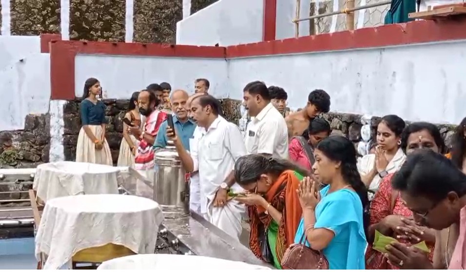 വിരല്‍തുമ്പില്‍ അക്ഷരം പകര്‍ന്ന് ആചാര്യന്മാര്‍. ആഘോഷമായി വിദ്യാരംഭം