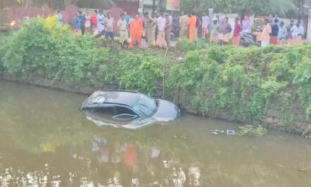 BREAKING NEWS ….വൈക്കത്ത് കാര്‍ തോട്ടിലേക്ക് പതിച്ചു മരണം
