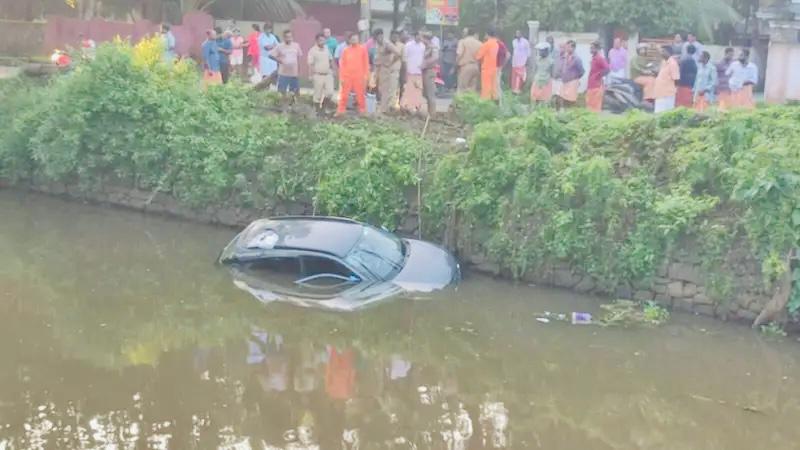 BREAKING NEWS ….വൈക്കത്ത് കാര്‍ തോട്ടിലേക്ക് പതിച്ചു മരണം