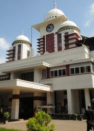 കോടതി നിര്‍ദേശിച്ചിട്ടും കുലുങ്ങിയില്ല, കോട്ടയം ഡപ്യൂട്ടി കലക്ടര്‍ക്ക് പിഴ