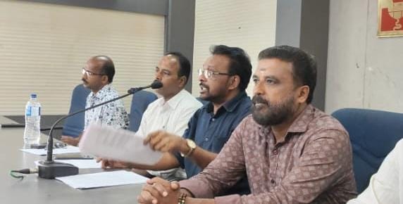 സ്ഥാനാർത്ഥികളുടെ ശ്രദ്ധയ്ക്ക് : സ്വകാര്യ വാഹനങ്ങളിലെ അനൗൺസ്മെൻറ് നിയമവിരുദ്ധമെന്ന്