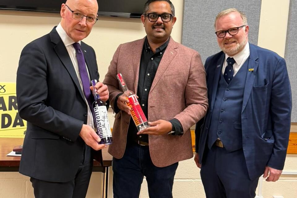 സ്കോട്ട്ലൻഡിലെ തിരഞ്ഞെടുപ്പ് കൺവെൻഷനിൽ താരമായി മലയാളി ‘മണവാട്ടിയും’; ഫസ്റ്റ് മിനിസ്റ്ററുടെ കൈയ്യൊപ്പുമായി മലയാളി വാറ്റ് ലേലത്തിൽ!!.