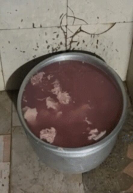 കക്കൂസിനുള്ളിൽ ഭക്ഷണസാധനങ്ങൾ, ചിക്കൻ ഹോട്ടലുകൾ അടച്ചുപൂട്ടി അധികൃതർ