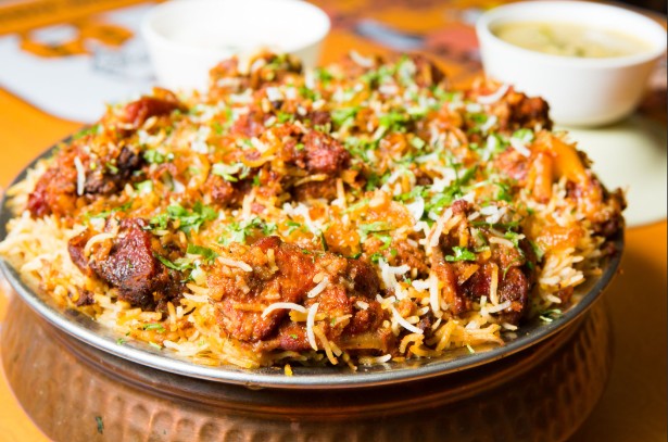 കോട്ടയത്ത് ബിരിയാണിയില്‍ ചത്ത പഴുതാര: ഹോട്ടലിന് 50000 രൂപ, സൊമാറ്റോയ്ക്ക് 25000 രൂപ പിഴ ചുമത്തി