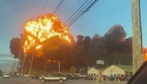 അമേരിക്കയിൽ കാർഗോ വിമാനം തീപിടിച്ച് തകർന്നു : മരണം നാലായി; 11 പേർക്ക് പരിക്ക്