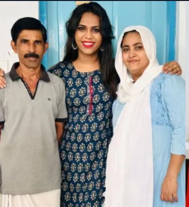 ‘കുടുംബക്കാർ വല്ലാതെ പരിഹസിച്ചു, നജീബ് എന്നാണ് ഞാൻ വിളിക്കുന്നത്, തനിക്ക് അഭിമാനമാണ് മകൾ.. എന്റെ കുട്ടി ഒരിക്കലും ഒറ്റപ്പെടരുത്, മക്കൾ ഇത്ര നല്ലതായി വരുമെന്ന് ഞാൻ കരുതിയില്ല’ : നാദിറയുടെ ബാപ്പ