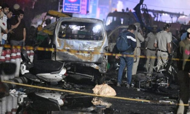 ചെങ്കോട്ട സ്ഫോടനത്തിൽ മരണം 13; മുഖ്യസൂത്രധാരൻ ഉമർ മുഹമ്മദെന്ന് പൊലീസ്; ഉപയോഗിച്ചത് അമോണിയം നൈട്രേറ്റ്? അമ്മയും സഹോദരങ്ങളും അടക്കം കസ്റ്റഡിയിൽ