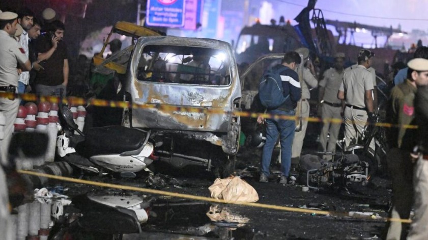 ചെങ്കോട്ട സ്ഫോടനത്തിൽ മരണം 13; മുഖ്യസൂത്രധാരൻ ഉമർ മുഹമ്മദെന്ന് പൊലീസ്; ഉപയോഗിച്ചത് അമോണിയം നൈട്രേറ്റ്? അമ്മയും സഹോദരങ്ങളും അടക്കം കസ്റ്റഡിയിൽ