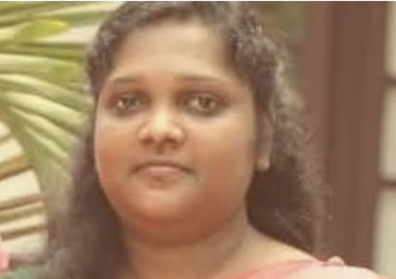 മക്കളെ സ്കൂളിലാക്കി മടക്കം, കറ്റാനത്ത് ബ്യൂട്ടി പാ‌‌ർല‌‌ർ ജീവനക്കാരിയുടെ സ്കൂട്ടറിൽ ബൈക്കിടിച്ചു; ദാരുണാന്ത്യം