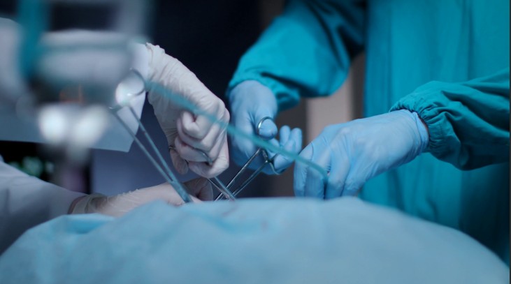 കാമുകിയുടെ മാതാപിതാക്കൾക്ക് തന്നോട്  മതിപ്പുണ്ടാക്കാന്‍ 130 കിലോ ഭാരം കുറയ്ക്കൽ ശസ്ത്രക്രിയക്ക് വിധേയനായി; പിന്നാലെ ശ്വാസതടസ്സം, യുവാവിന് ദാരുണാന്ത്യം