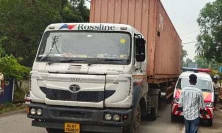 വൈക്കത്ത് കണ്ടെയ്‌നര്‍ ലോറിയും ബൈക്കും കൂട്ടിയിടിച്ച് സ്ത്രീക്ക് ദാരുണാന്ത്യം