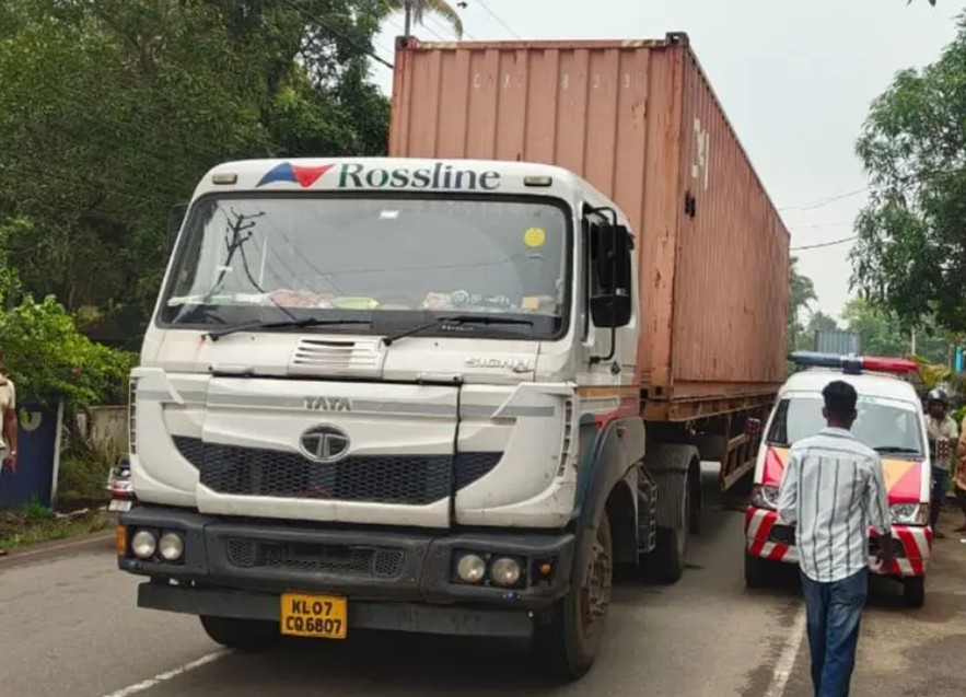 വൈക്കത്ത് കണ്ടെയ്‌നര്‍ ലോറിയും ബൈക്കും കൂട്ടിയിടിച്ച് സ്ത്രീക്ക് ദാരുണാന്ത്യം