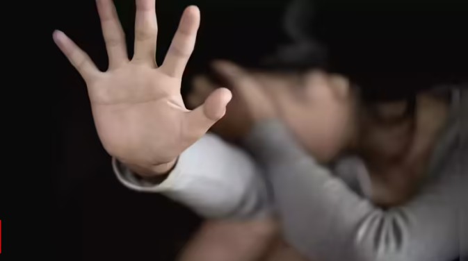 മാതാപിതാക്കൾ ജോലിക്ക് പോയ സമയത്ത് വീടിനുള്ളിൽ കയറി :  ഒന്നര വയസ്സുകാരിയുടെ വായ പൊത്തിപിടിച്ച് 14കാരിയെ ക്രൂരമായി പീഡിപ്പിച്ചു : പ്രതികളെ പിടികൂടി നാട്ടുകാർ