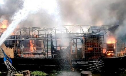 പുന്നമടയില്‍ ഹൗസ് ബോട്ട് കത്തി, ടൂറിസ്റ്റുകളെ രക്ഷപ്പെടുത്തി