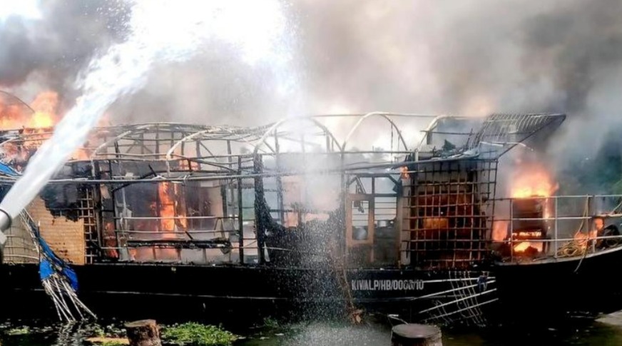 പുന്നമടയില്‍ ഹൗസ് ബോട്ട് കത്തി, ടൂറിസ്റ്റുകളെ രക്ഷപ്പെടുത്തി