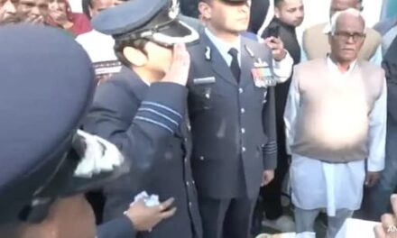 തേജസ് അപകടത്തിൽ മരിച്ച സ്യാലിന് വിട, കണ്ണീർ അഭിവാദ്യത്തോടെ സഹ ഉദ്യോഗസ്ഥയായ പത്നി