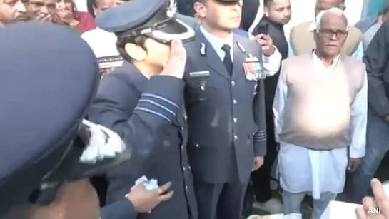 തേജസ് അപകടത്തിൽ മരിച്ച സ്യാലിന് വിട, കണ്ണീർ അഭിവാദ്യത്തോടെ സഹ ഉദ്യോഗസ്ഥയായ പത്നി