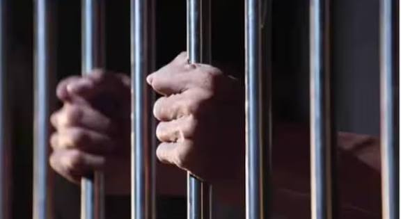 കോടികളുടെ അധൃാപക നിയമന തട്ടിപ്പ് കേസിലെ പ്രതികൾ എങ്ങനെയാണ് നിയമത്തിന്റെ ചുവപ്പ് നാട തുരന്ന് എല്ലായ്പ്പോഴും രക്ഷപെടുന്നത്?