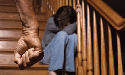 മുറി മാറി കിടക്കാത്ത മകനെ ഉപദ്രവിച്ചു.യുവതിയും സുഹൃത്തും  പോലീസ് കസ്റ്റഡിയിൽ