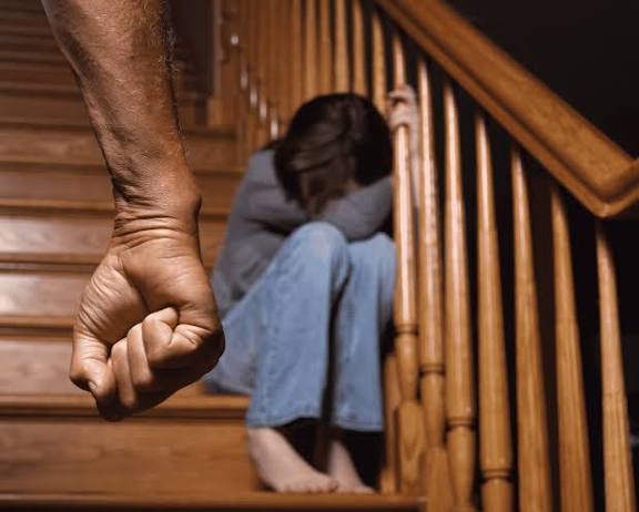 മുറി മാറി കിടക്കാത്ത മകനെ ഉപദ്രവിച്ചു.യുവതിയും സുഹൃത്തും  പോലീസ് കസ്റ്റഡിയിൽ