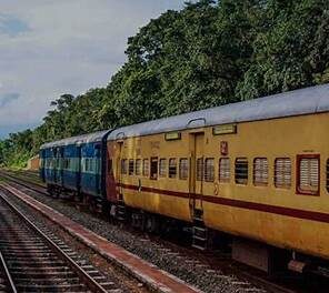 വീണ്ടും ട്രെയിനില്‍ ആക്രമണം,മദ്യപന്‍ 19 കാരിയെ  ചവിട്ടി പുറത്താക്കി.ഗുരുതര പരിക്കോടെ ആശുപത്രിയില്‍