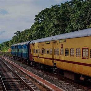 വീണ്ടും ട്രെയിനില്‍ ആക്രമണം,മദ്യപന്‍ 19 കാരിയെ  ചവിട്ടി പുറത്താക്കി.ഗുരുതര പരിക്കോടെ ആശുപത്രിയില്‍