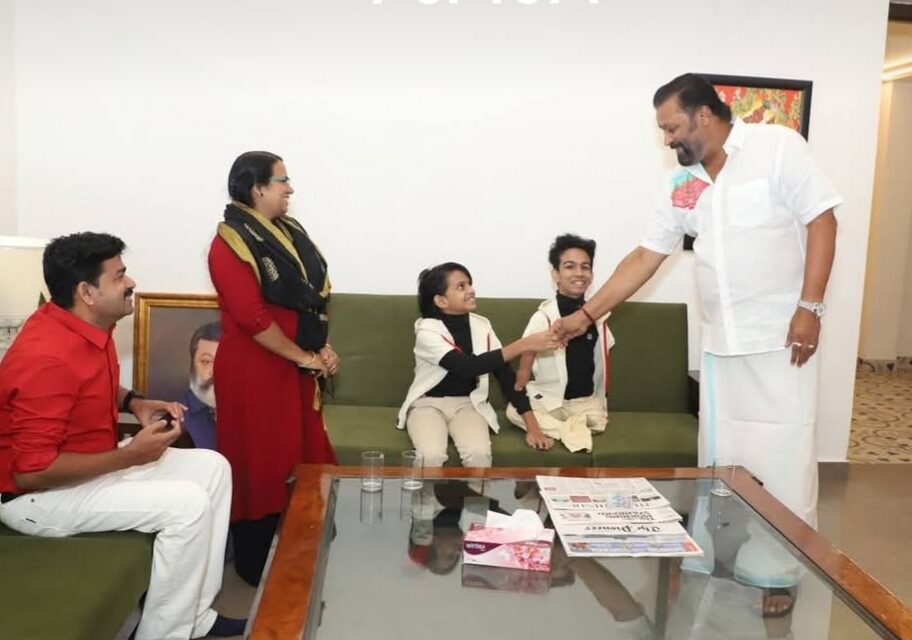 യാസിനെ ചേർത്തുപിടിച്ചു സുരേഷ് ഗോപി .സന്തോഷ കണ്ണീർ തുടച്ചു യാസീൻ