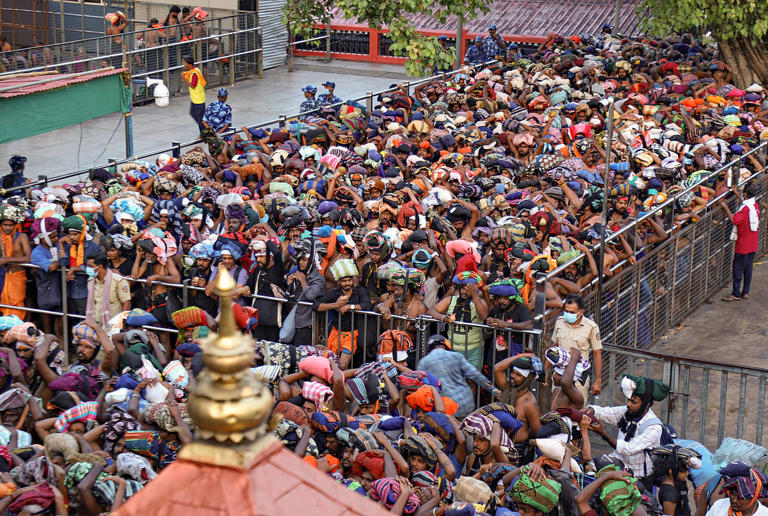 അയ്യപ്പഗാന പാരഡി കേട്ടവര്‍ക്കെതിരെ വരെ കേസെടുക്കാന്‍ പോലീസ്, പരിഹസിച്ച് പ്രതിപക്ഷവും ബിജെപിയും