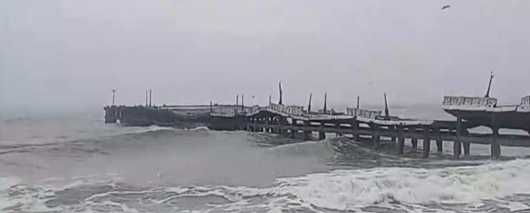 നാശം വിതച്ച് ഡിറ്റ് വാ; ചുഴലിക്കാറ്റ് ദുർബലമാകുന്നു, ന്യൂനമർദ്ദമാകും ശ്രീലങ്കയിൽ 334 മരണം, തമിഴ്നാട്ടിലും ആന്ധ്രയിലും ശക്തമായ മഴയ്ക്ക് സാധ്യത