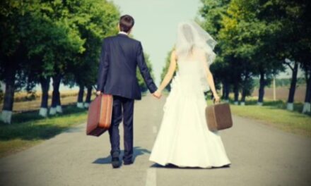 ഒന്ന് വെയിറ്റ് ചെയ്യു ഞാൻ ദാ വരുന്നു…. :  വരനു മാലയിട്ടതിന് തൊട്ടുപിന്നാലെ വധു കാമുകനൊപ്പം ഒളിച്ചോടി