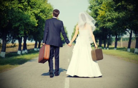 ഒന്ന് വെയിറ്റ് ചെയ്യു ഞാൻ ദാ വരുന്നു…. :  വരനു മാലയിട്ടതിന് തൊട്ടുപിന്നാലെ വധു കാമുകനൊപ്പം ഒളിച്ചോടി