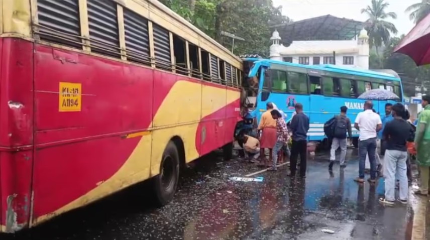 തൃശൂരിൽ ബസുകൾ കൂട്ടിയിടിച്ച് നിരവധിപേർക്ക് പരിക്ക്; ഡ്രൈവറുടെ നില ഗുരുതരം