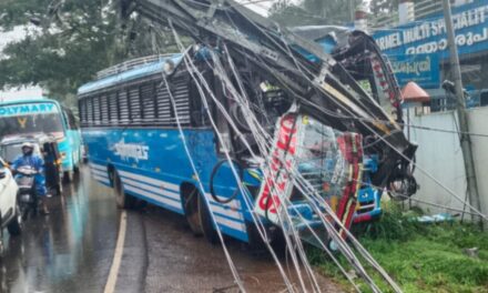 ചങ്ങനാശ്ശേരിയിൽ നിയന്ത്രണം നഷ്ടമായ സ്വകാര്യ ബസ് റോഡരികിലെ വൈദ്യുതി പോസ്റ്റിലേയ്ക്ക് ഇടിച്ചു കയറി അപകടം